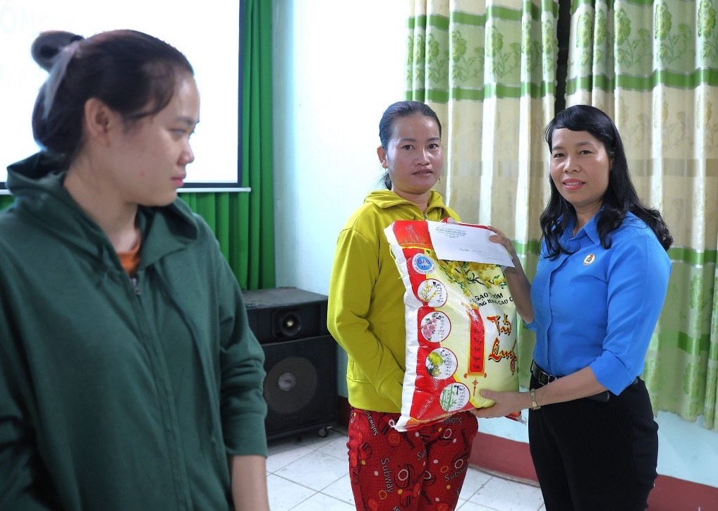 Chủ tịch LĐLĐ huyện Trảng Bom trao quà cho công nhân có hoàn cảnh khó khăn. Ảnh: Công đoàn Trảng Bom