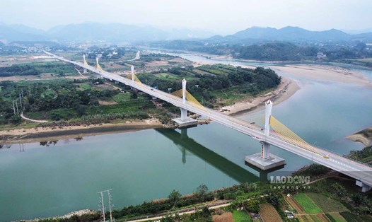 Cầu Tình Húc là cây cầu vượt sông Lô dài nhất trên địa bàn Tuyên Quang đến hiện tại. Ảnh: Việt Bắc.
