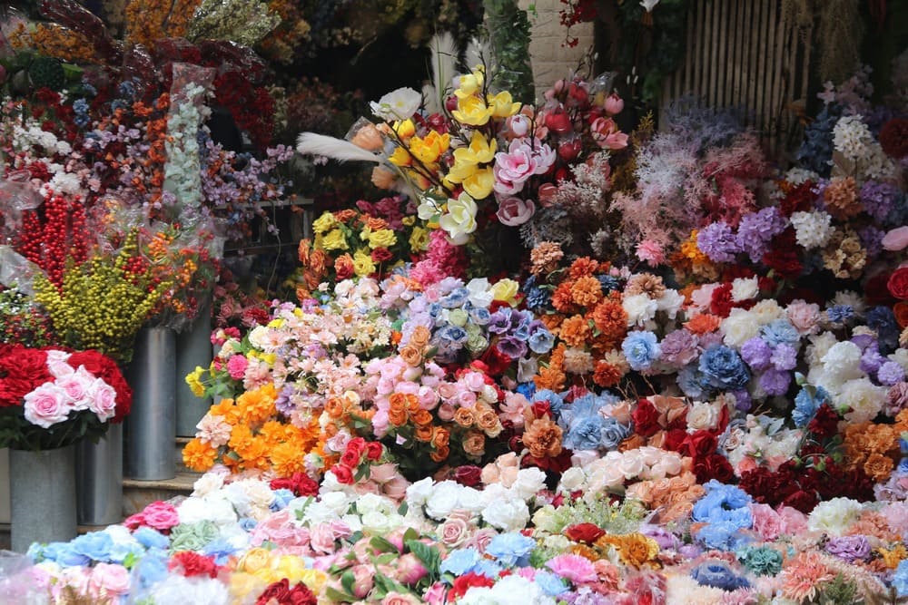 Một hàng hoa trên phố Hàng Lược đầy ắp hoa tươi. Ảnh: Thùy Trang