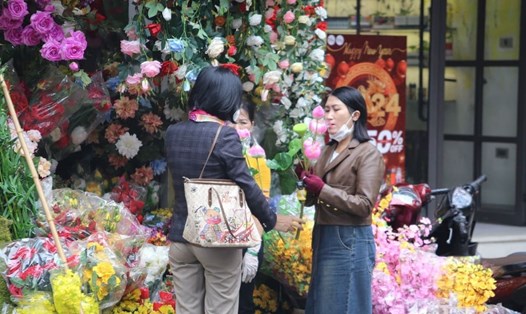 Người dân mua hoa trang trí nhà cửa dịp Tết. Ảnh: Thùy Trang