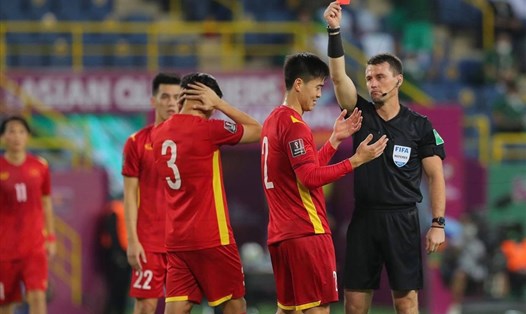 Hậu vệ Duy Mạnh nhận thẻ đỏ trong trận đấu của tuyển Việt Nam có áp dụng VAR tại vòng loại World Cup 2022. Ảnh: SPA.SA
