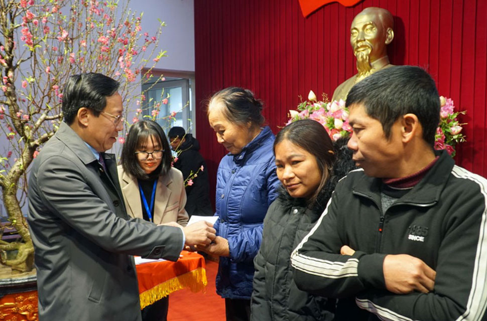 Thứ trưởng Bộ Y tế Lê Đức Luận trao quà Tết cho gia đình chính sách, hộ nghèo trên địa bàn huyện Yên Bình. Ảnh: B.N