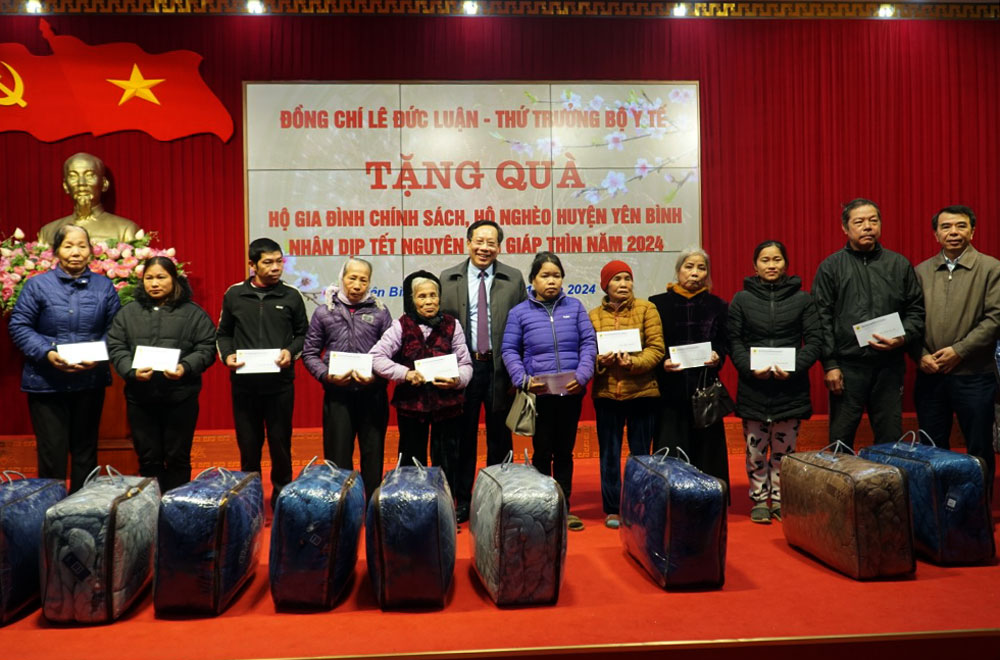 Thứ trưởng Bộ Y tế Lê Đức Luận trao quà Tết cho các hộ gia đình chính sách, trên địa bàn huyện Yên Bình, tỉnh Yên Bái. Ảnh: B.N