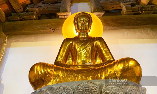 Bảo vật quốc gia Tượng Phật A Di Đà bằng đá cát nguyên khối ở Nam Định. Ảnh: Lương Hà