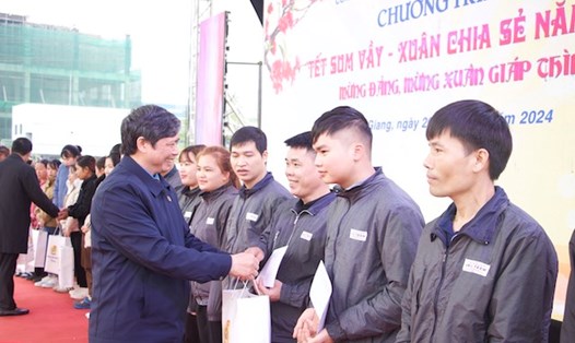 Ông Nguyễn Văn Cảnh -  Chủ tịch Liên đoàn Lao động tỉnh Bắc Giang trao quà cho đoàn viên, công nhân lao động tại chương trình. Ảnh: Quyết Chiến 