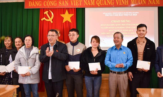 Đoàn Đại biểu Quốc hội tỉnh và LĐLĐ tỉnh Lâm Đồng thăm, tặng quà đối tượng bảo trợ xã hội. Ảnh: Mai Hương