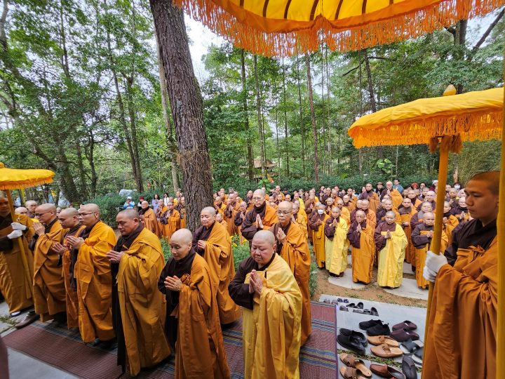 Hàng ngàn tăng ni, Phật tử, người dân đã có mặt từ rất sớm để cầu nguyện trong ngày đại tường của thiền sư Thích Nhất Hạnh. Ảnh: Phúc Đạt.