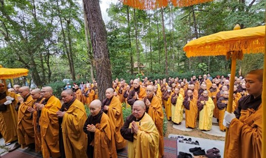 Hàng ngàn tăng ni, Phật tử, người dân đã có mặt từ rất sớm để cầu nguyện trong ngày đại tường của thiền sư Thích Nhất Hạnh. Ảnh: Phúc Đạt.
