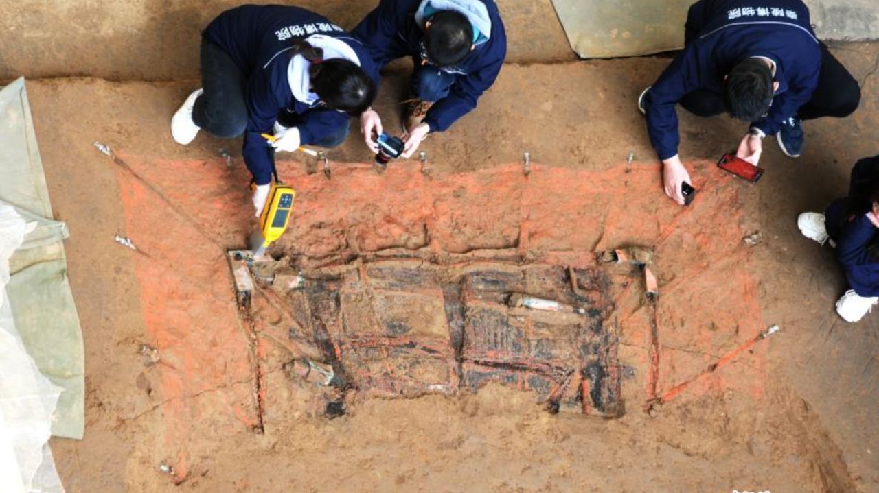 Các nhà khảo cổ khai quật hố số 1 lăng Tần Thủy Hoàng. Ảnh: CNS