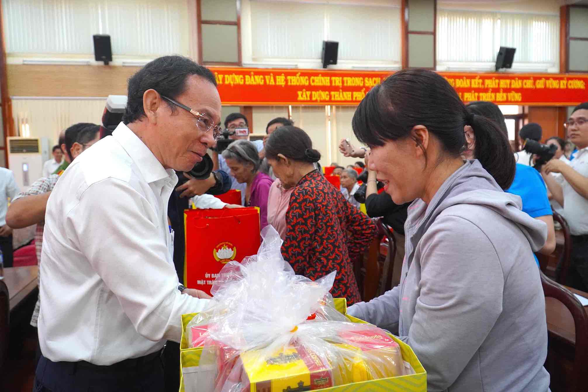  Bí thư Thành uỷ TPHCM Nguyễn Văn Nên trao quà cho công nhân có hoàn cảnh khó khăn tại TP Biên Hoà. Ảnh: Hà Anh Chiến 