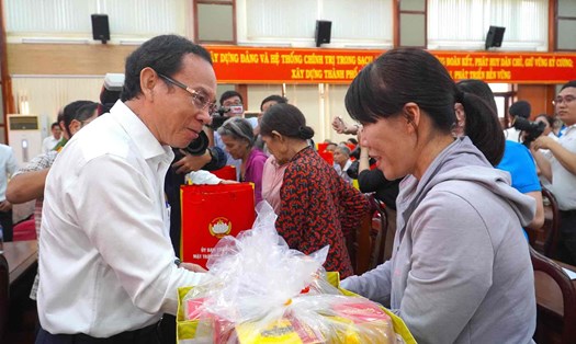  Bí thư Thành uỷ TPHCM Nguyễn Văn Nên trao quà cho công nhân có hoàn cảnh khó khăn tại TP Biên Hoà. Ảnh: Hà Anh Chiến
