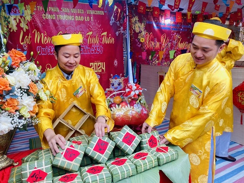 Thí sinh Tráng A Dủa và Tráng A Vàng Tủa tại hội thi gói bánh chưng do công đoàn tổ chức. Ảnh: CĐ TKV