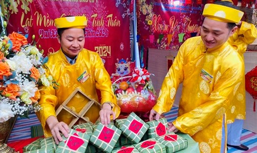 Thí sinh Tráng A Dủa và Tráng A Vàng Tủa tại hội thi gói bánh chưng do công đoàn tổ chức. Ảnh: CĐ TKV