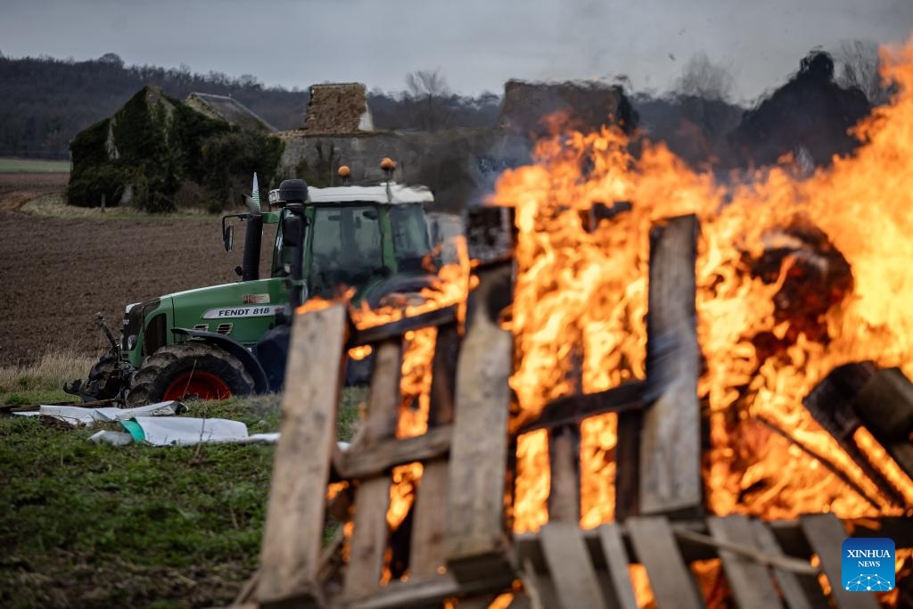 Nông dân đốt xe gần Etampes, phía nam Paris, Pháp, ngày 25.1.2024. Ảnh: Xinhua