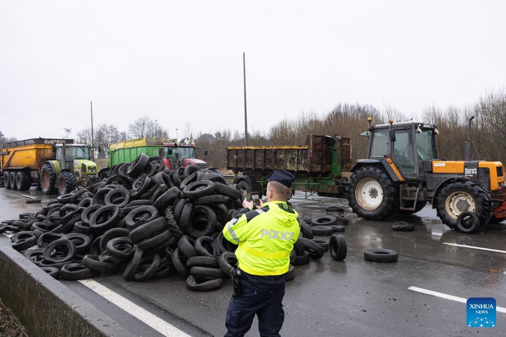 Cảnh sát chụp ảnh đường cao tốc A1 giữa Lille và Paris bị nông dân phong tỏa. Ảnh: Xinhua