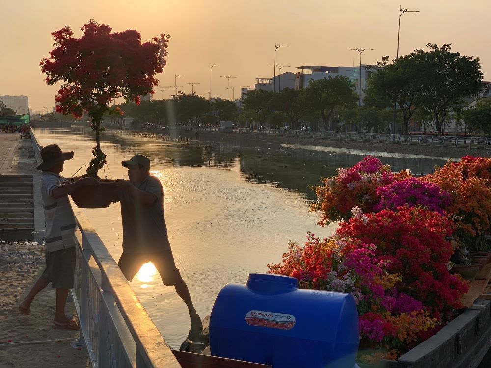 Những ghe thuyền đầu tiên cập bến tại chợ hoa bến Bình Đông. Ảnh: Mỹ Lệ