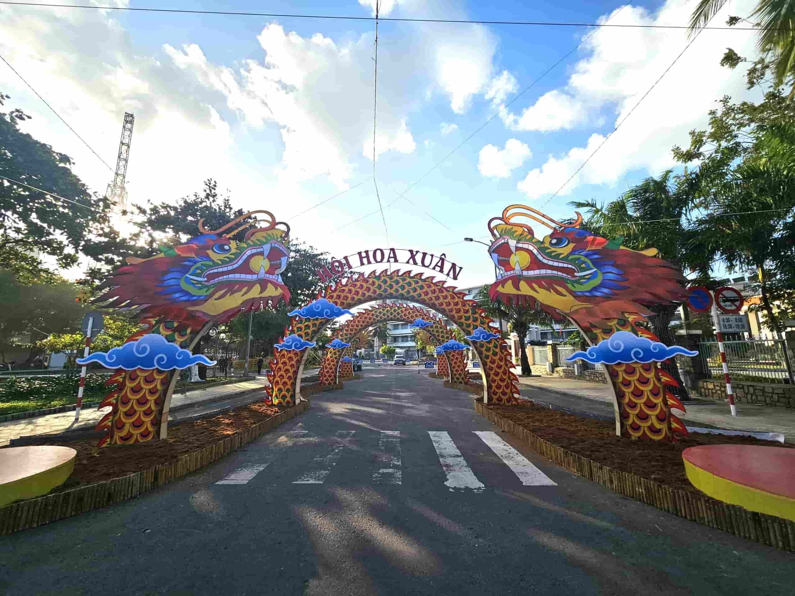Cổng chào đường hoa xuân ở Nha Trang đa dần hoàn thiện để phục vụ người dân vui Tết. Ảnh: Hữu Long