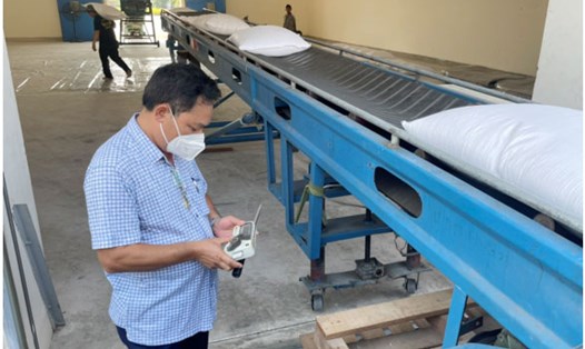 Lãnh đạo Cục Dự trữ Nhà nước khu vực Đà Nẵng kiểm tra chất lượng gạo nhập kho. Ảnh: Cục DTNN khu vực Đà Nẵng


