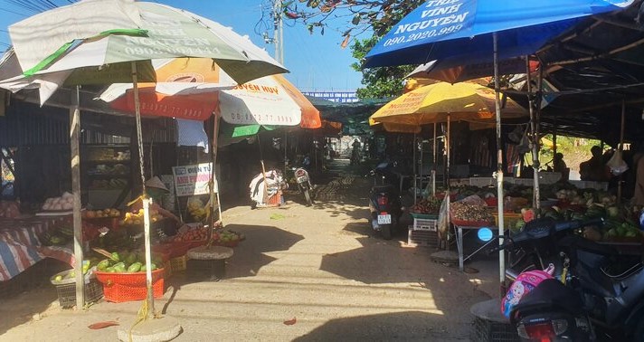 Chợ xã Vĩnh Hậu, huyện Hòa Bình, tỉnh Bạc Liêu mọi năm khách đông, năm nay thưa khách. Ảnh: Nhật Hồ