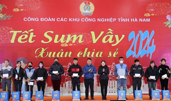 Lãnh đạo LĐLĐ tỉnh Hà Nam tặng quà Tết công nhân có hoàn cảnh khó khăn tại các khu công nghiệp. Ảnh: LĐLĐ Hà Nam