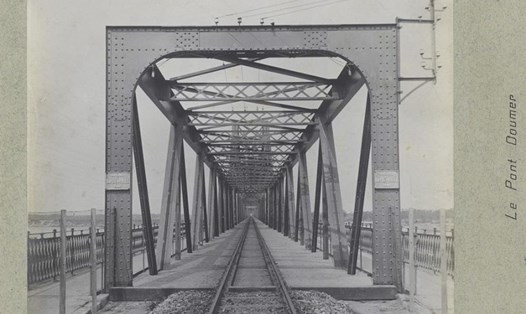 Cầu Paul Doumer (cầu Long Biên sau này) năm 1916. Ảnh: Thư viện Quốc gia Pháp