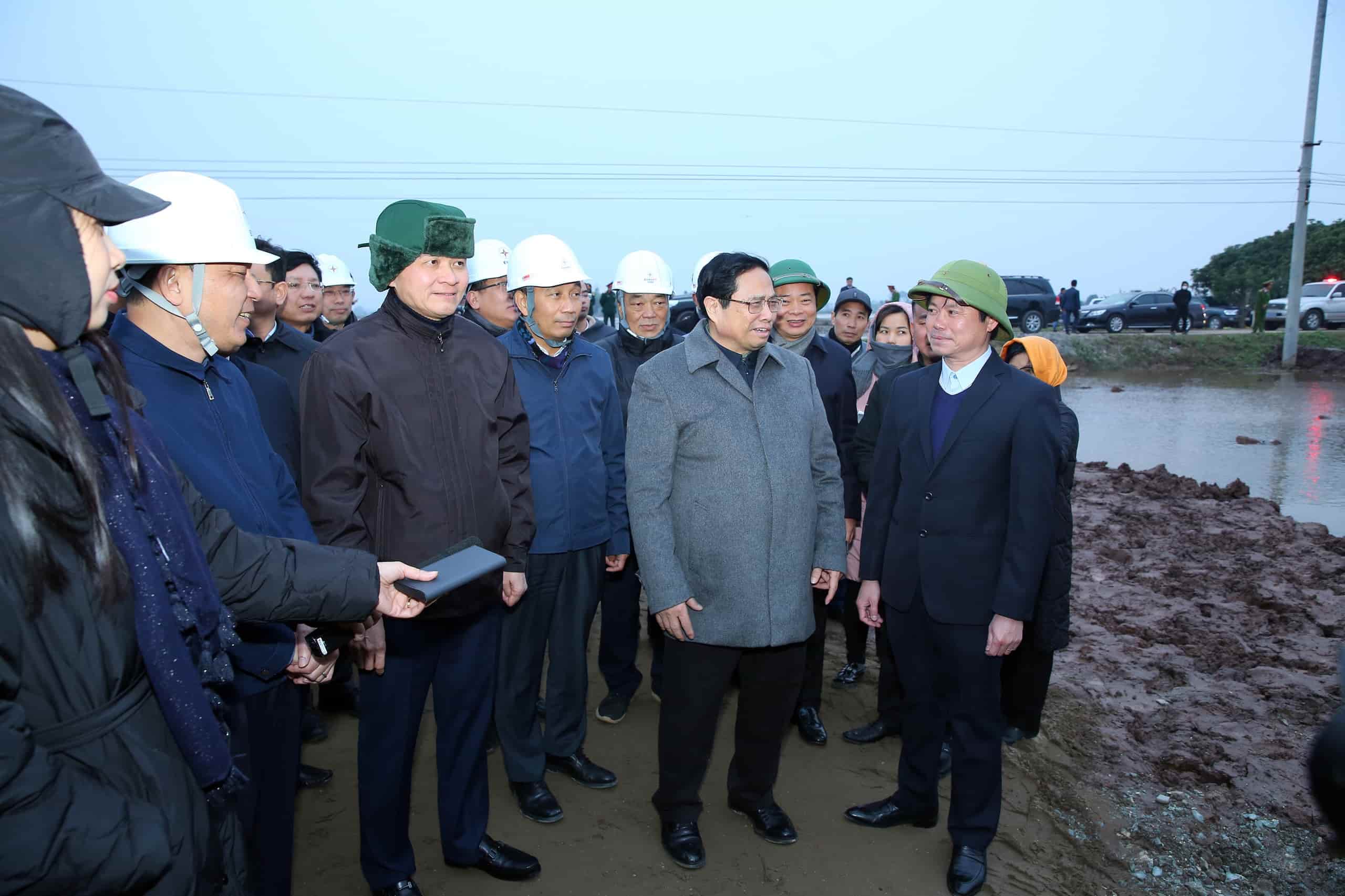 Ủy viên Bộ Chính trị, Thủ tướng Chính phủ Phạm Minh Chính kiểm tra thực địa triển khai đường dự án đường dây 500kV mạch 3 tại Ninh Bình. Ảnh: Nguyễn Trường