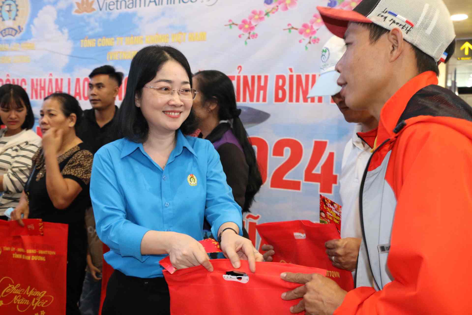 Bà Nguyễn Kim Loan - Chủ tịch LĐLĐ tỉnh Bình Dương tặng quà và tiễn công nhân về quê đón Tết. Ảnh: Hoàng Trung
