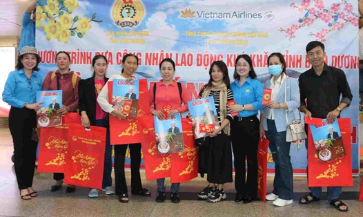LĐLĐ tỉnh Bình Dương cùng nhà tài trợ trao tặng vé máy bay cho 32 công nhân lao động về quê đón Tết. Ảnh: Hoàng Trung
