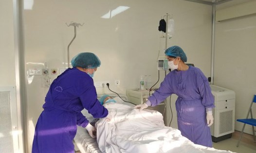Chăm sóc người bệnh sau khi cấp cứu tại Bệnh viện Trung ương Quân đội 108. Ảnh: Hà Lê