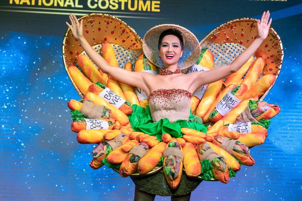 Hoa hậu H'Hen Niê diện trang phục “Bánh mì“. Ảnh: Nghệ sĩ cung cấp