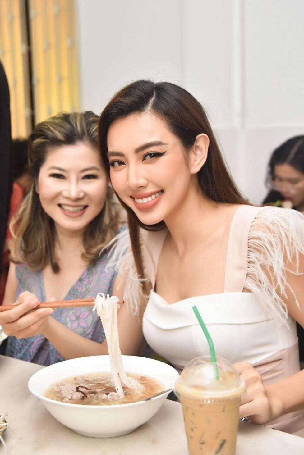 Hoa hậu Thùy Tiên cùng các người đẹp thưởng thức phở. Ảnh: Nghệ sĩ cung cấp