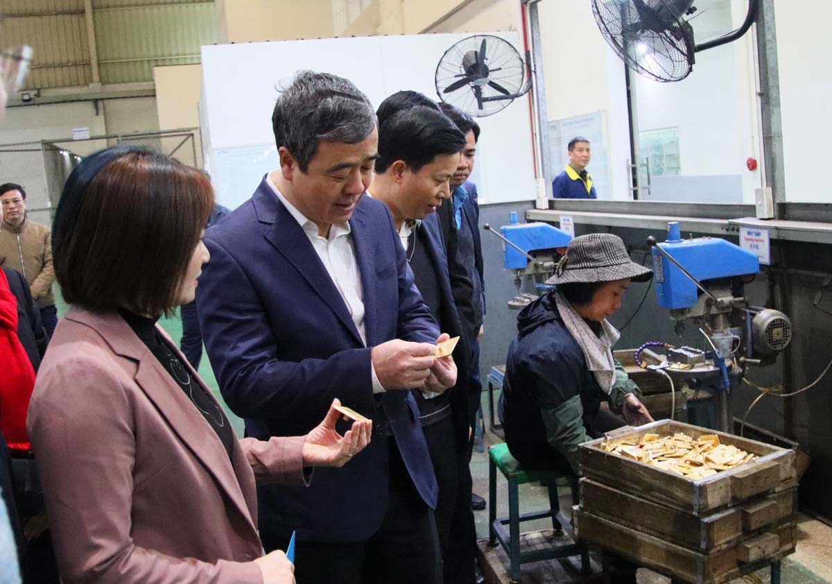 Bí thư Tỉnh ủy Thái Bình thăm hoạt động sản xuất kinh doanh của Công ty TNHH Công nghiệp Tactician. Ảnh: Thu Nguyễn