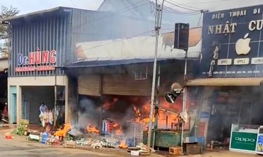 Vụ hỏa hoạn đã thiêu rụi khoảng 2 tỉ đồng tiền hàng cùng nhiều tài sản có giá trị của một hộ gia đình ở huyện Đắk Mil. Ảnh: Bảo Lâm