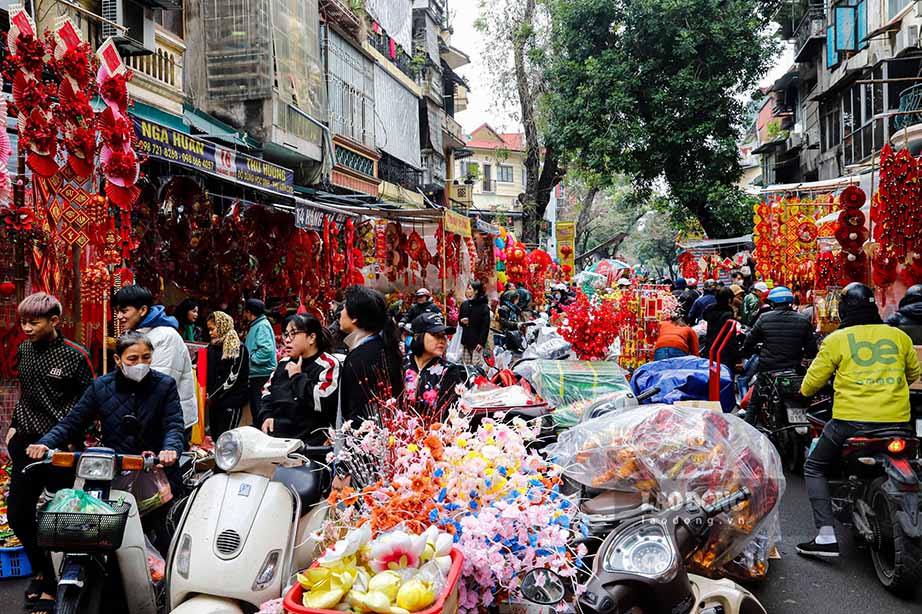 Tại chợ hoa Hàng Lược, phố Hàng Mã (quận Hoàn Kiếm) luôn đông đúc, tấp nập người qua lại.
