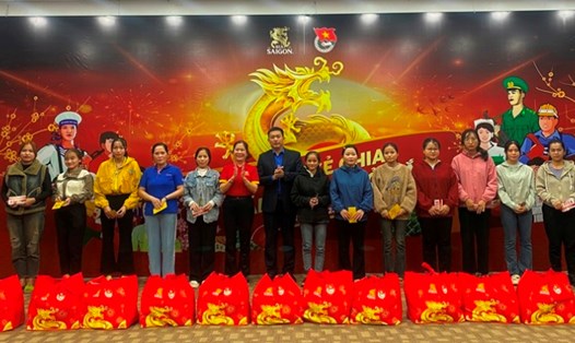 Trung ương Đoàn Thanh niên Cộng sản Hồ Chí Minh vừa phối hợp với Sabeco trao quà tết cho các công nhân có hoàn cảnh khó khăn đang làm việc tại Khu công nghiệp VSIP Quảng Ngãi. Ảnh: Ngọc Viên