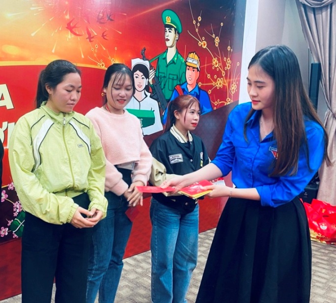 Đại diện Trung ương Đoàn trao quà tết cho các công nhân có hoàn cảnh khó khăn đang làm việc tại Khu công nghiệp VSIP Quảng Ngãi. Ảnh: Ngọc Viên