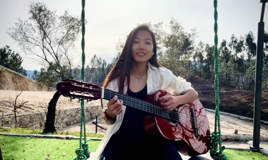 Tiền đạo Huỳnh Như trổ tài ca hát và đánh đàn guitar. Ảnh cắt từ video