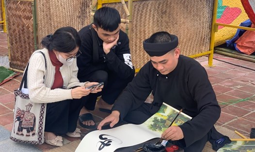 Người trẻ Đà Nẵng gìn giữ tục xin chữ - cho chữ