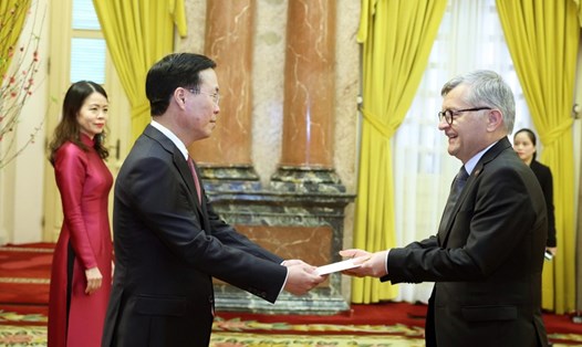 Chủ tịch nước Võ Văn Thưởng tiếp nhận Quốc thư của Đại sứ Ba Lan Aleksander Surdej. Ảnh: TTXVN
