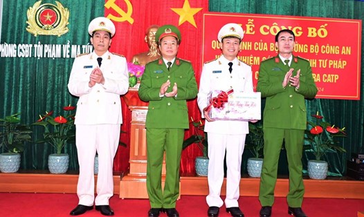 Đại tá Lê Nguyên Trường – Phó Giám đốc Công an Hải Phòng chúc mừng 2 cán bộ được bổ nhiệm. Ảnh: Công an Hải Phòng