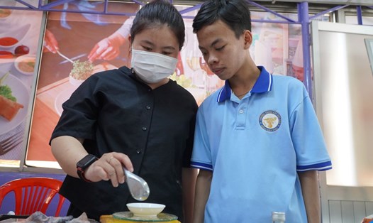 Em Trần Hoàng Long, sinh viên ngành Quản trị bếp, ẩm thực Trường trung cấp Việt Giao trong 1 tiết học . Ảnh: Chân Phúc