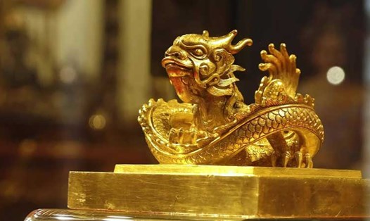 Con rồng trên kim ấn Hoàng đế chi bảo của triều Nguyễn vừa hồi hương. Ảnh: Tường Minh