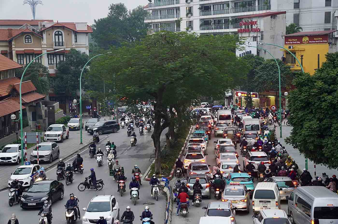Theo UBND TP Hà Nội, một trong những nguyên nhân cơ bản gây ù tắc trên địa bàn chính là do số phương tiện tăng nhanh nhưng kết cấu hạ tầng đường bộ không theo kịp dẫn đến quá tải (Trong ảnh: Đường Láng ùn tắc kéo dài trong trưa 30.1).