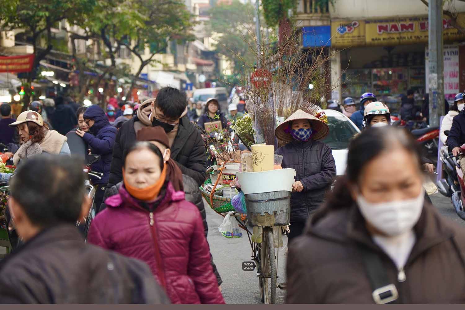 Tình trạng ùn tắc cũng xuất hiện ở khu vực phố cổ. Không chỉ có lượng phương tiện của người dân sinh sống tại Hà Nội, mà còn có ô tô, xe máy từ các tỉnh khác đổ dồn về Thủ đô vào thời điểm này.