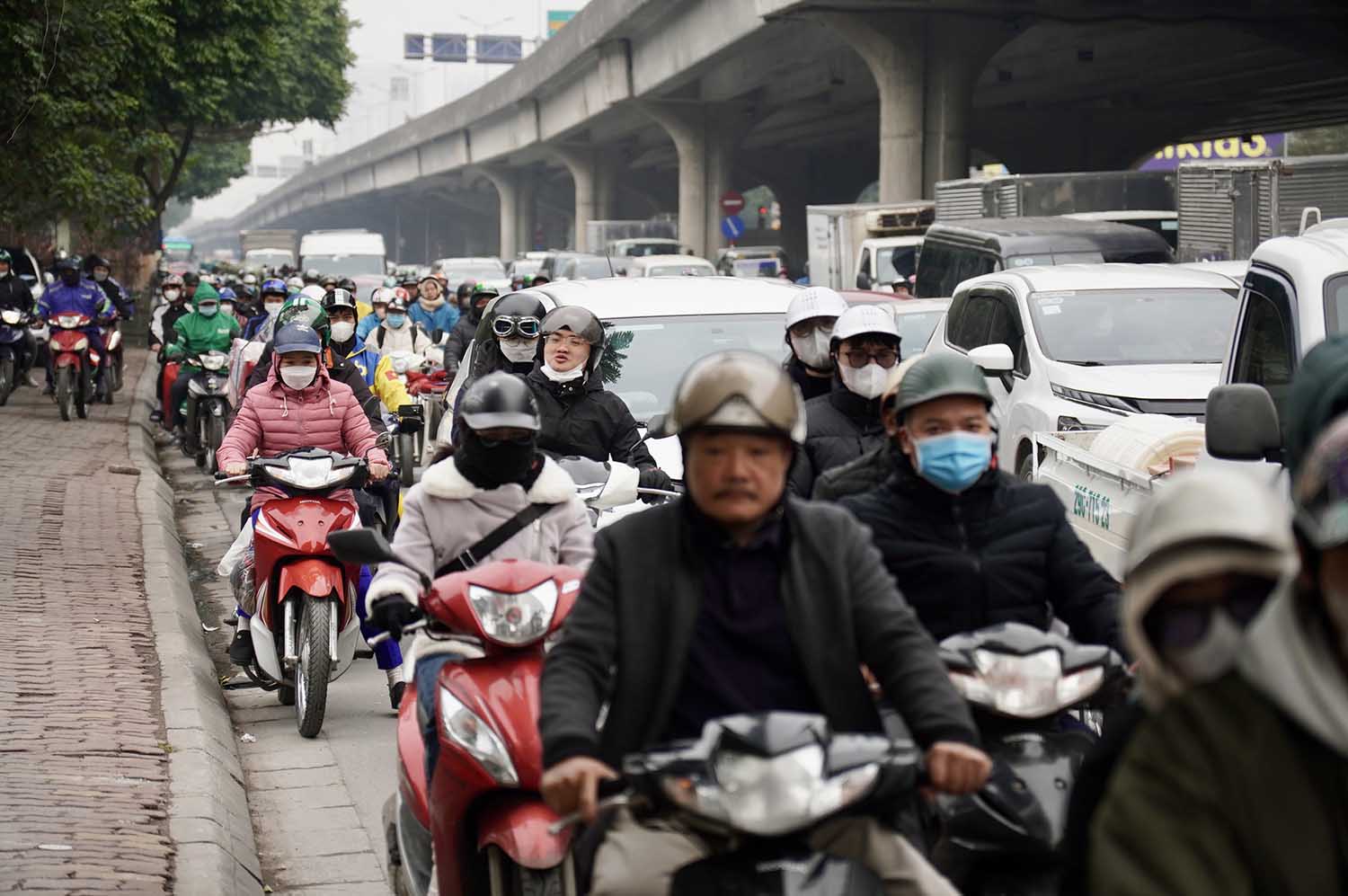 Phía bên dưới đường Nguyễn Xiển, lưu lượng phương tiện cũng tăng cao khiến người tham gia giao thông phải nhích từng chút một.