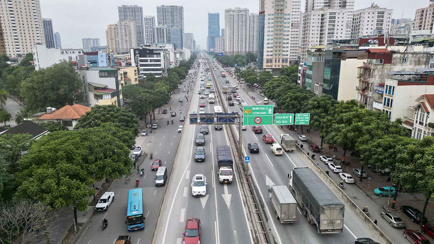Theo ghi nhận của PV Báo Lao Động trong trưa 30.1, dòng xe cộ nối đuôi nhau hướng vào trung tâm thành phố gây nên cảnh ùn ứ kéo dài tại tuyến đường Vành đai 3 trên cao.