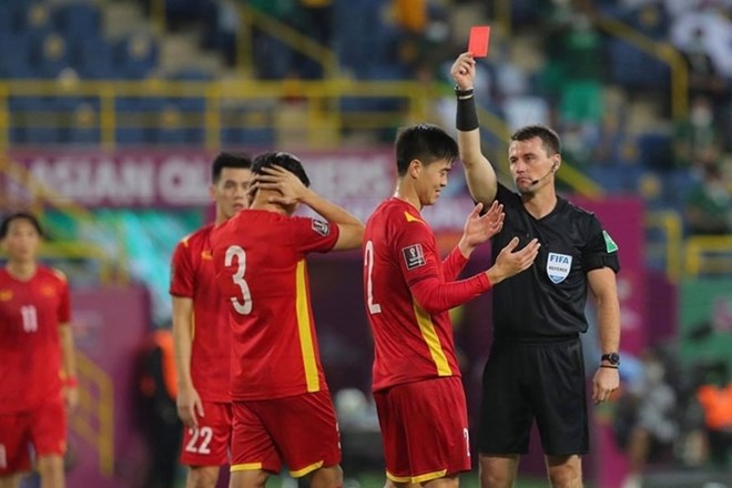 Trung vệ Duy Mạnh từng nhận thẻ đỏ vì lỗi đánh nguội tại Asian Cup 2023. Ảnh: AFC