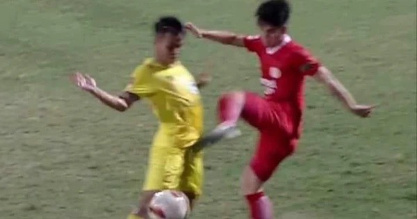 Tình huống Khuất Văn Khang phạm lỗi với A Mít tại V.League 2023-2024. Ảnh: Chụp màn hình