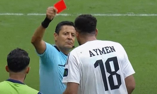 Aymen Hussein nhận thẻ đỏ (2 thẻ vàng) khiến tuyển Iraq thua Jordan tại vòng 1/8 Asian Cup 2023. Ảnh: Chụp màn hình