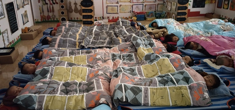 Học sinh miền núi Nghệ An được nhà trường trang bị đầy đủ chăn ấm trong mùa đông. Ảnh: Quang Đại
